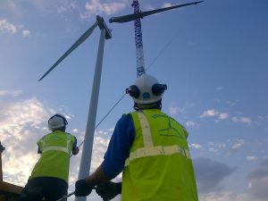 Dos operarios durante los trabajos en el parque eólico.